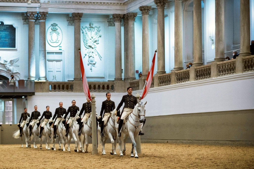 Einritt der Schulquadrille in der Spanischen Hofreitschule in Wien. © SRS_Rene van Bakel