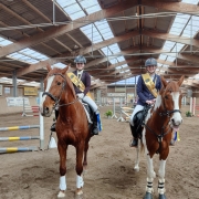 Die Bezirksmeisterinnen Springen Jugend für Scheibbs und Amstetten: Victoria Brandstetter (RFV Steinakirchen am Forst) und Katharina Schmid (URFV Allhartsberg). © URFV Allhartsberg