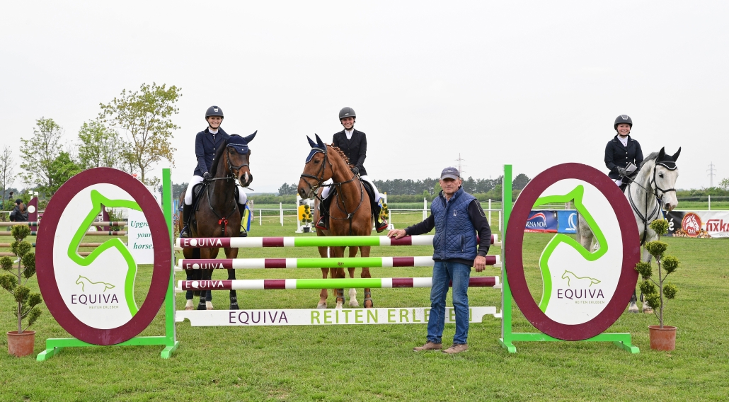 Michael Rösch gratulierte der Siegerin und den Platzierten der EQUIVA Trophy. © HORSIC.com