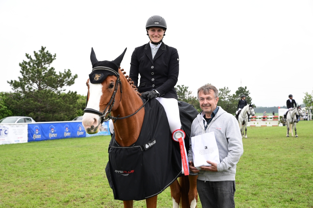 Günter Keglovits (Reitsport Keglovits) gratulierte seiner Siegerin persönlich. © HORSIC.com