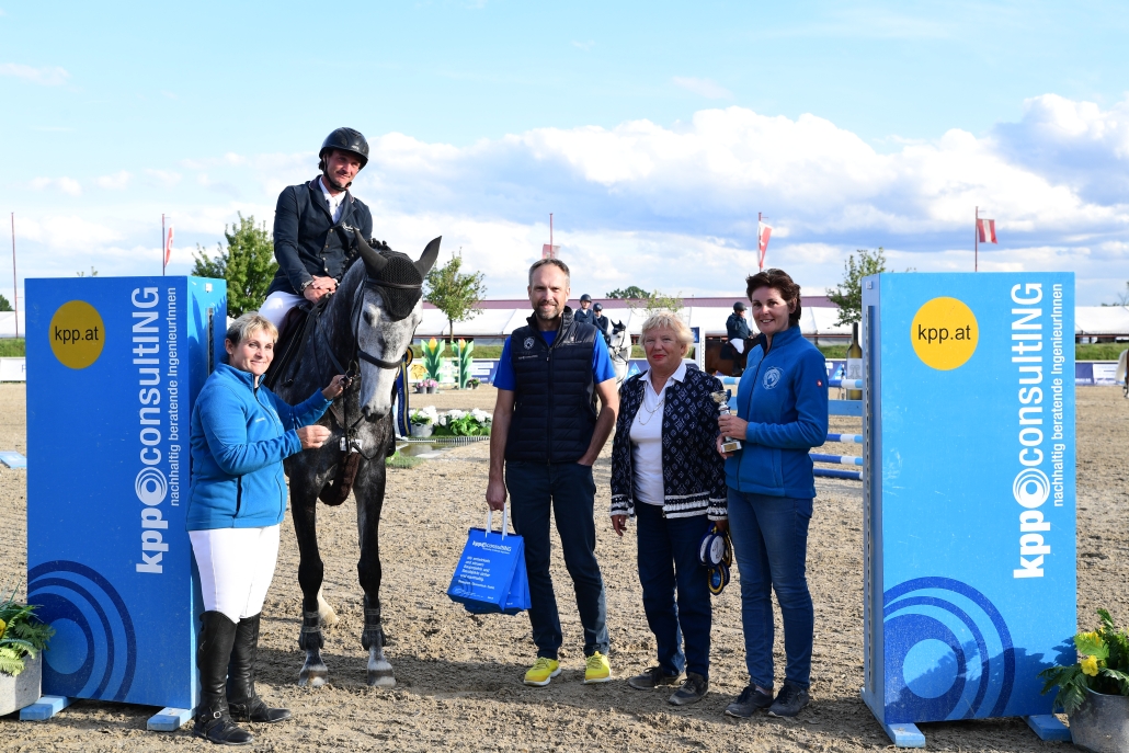Kpp Geschäftsführer Armin Kubat gratulierte gemeinsam mit NOEPS Springreferentin Ines Bejdl bei der Siegerehrung im kpp consulting Cup im Reitportzentrum Lassee. © HORSIC.com