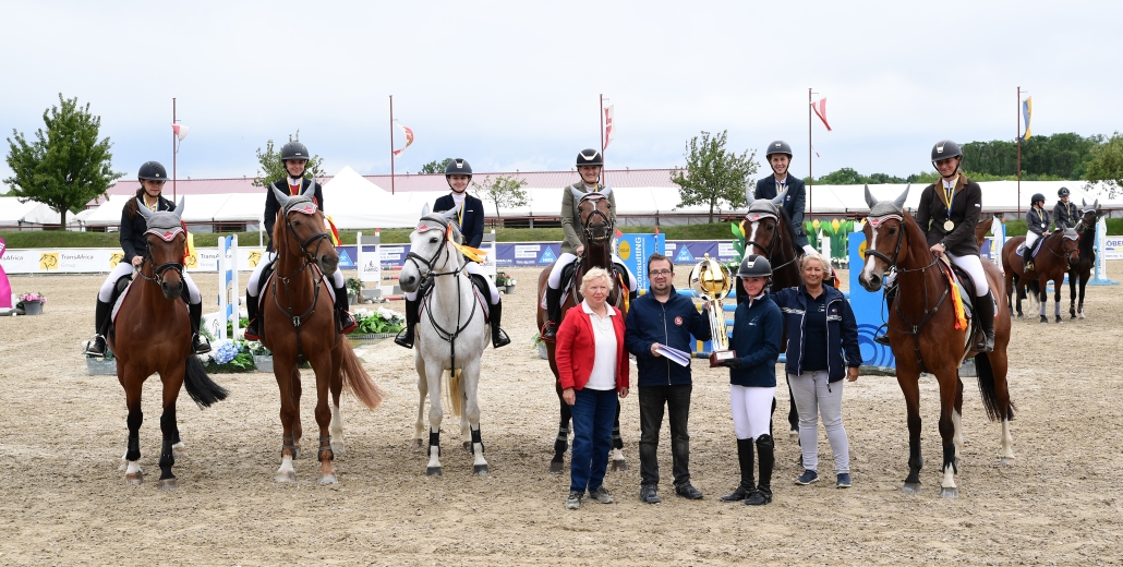 Matthias Eckmayer gratulierte dem Team Lassee im Namen von Fixkraft gemeinsam mit NOEPS Referentin Ines Bejdl und überreichte den außergewöhnlichen Wanderpokal in Mannschaftsführerin Lisa Schranz. © HORSIC.com