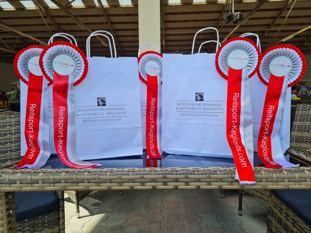 Für die Siegerin und die Platzierten im ERREPLUS Amateurcup in Lassee gab es Sachpreise von Reitsport Keglovits. © NOEPS