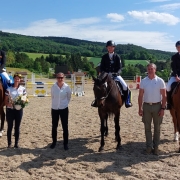 NÖ LM Vielseitigkeit 2022: Veranstalterin Conny Zach, NOEPS Referentin Michi Gross und NOEPS Vizepräsident Roland Pulsinger gratulierten Charlotte Dobretsberger, Birgit Brandstetter und Janina Meitz. © privat
