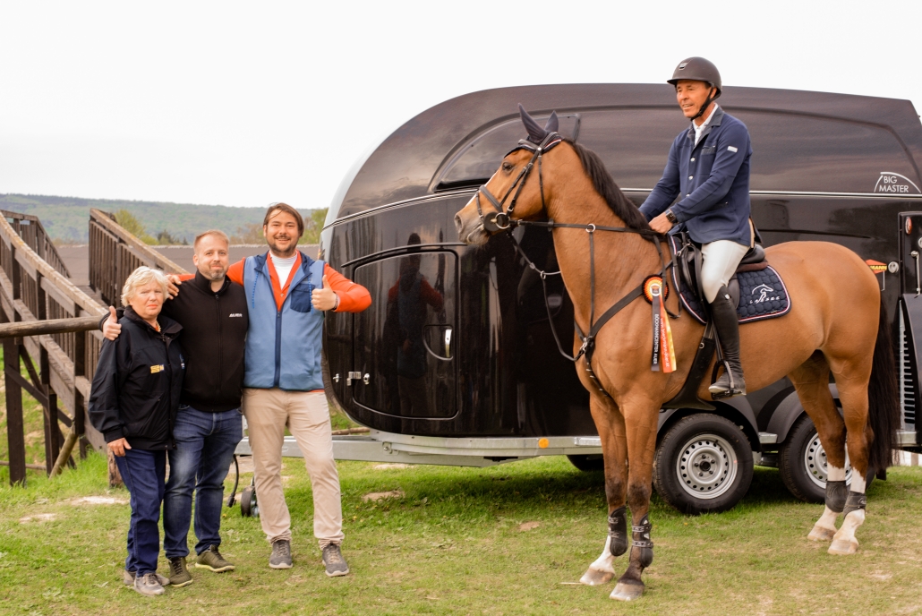 Florian Auer (Böckmann Center Auer), Benni Domaingo (RC St. Patrick) und Ines Bejdl (NOEPS Referentin Springen) gratulierten Christian Schrnaz zum Sieg. © Fotografie Bianca