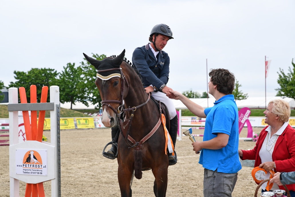 Cupsieg Nummer 2 für Patrick Prömer! Nach dem kpp consulting Cup konnte der Wahlniederösterreicher in Lassee auch den Petfrost Jungpferdecup gewinnen. © HORSIC.com