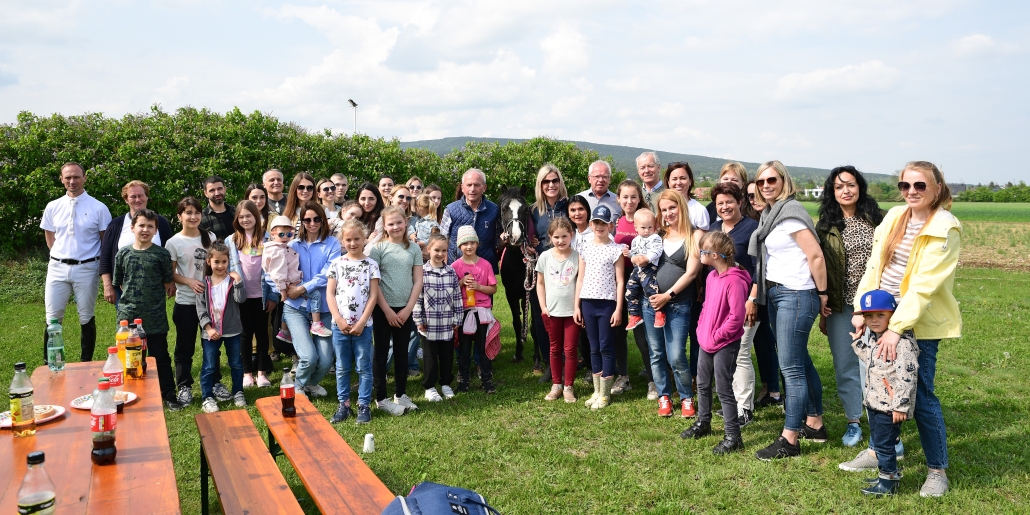 Bürgermeister Reinhard Knobloch, Veranstalter Michael Rösch, Franco Ramonda, Olivia Ramonda, Emma Ramonda, Alexandra Haderer (Betreuerin ukrainische Familien), Michaela Binder (Organisation) und Nicole Nigisch (Ponyführerin) mit den Familien aus der Ukraine. © HORSIC