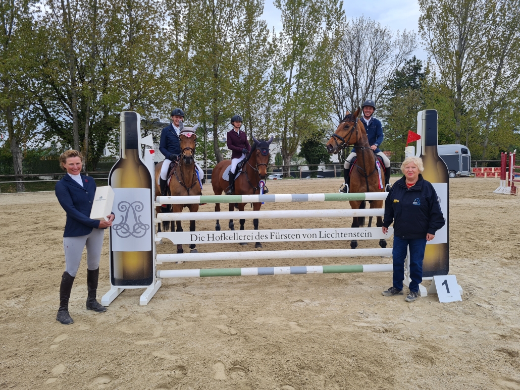 Marie von Liechtenstein (links) und NOEPS Springreferentin Ines Bejdl (rechts) gratulierten der Siegerin (Mitte am Pferd) und den Platzierten (links am Pferd Werner Magyer und rechts am Pferd Christian Schranz) im Springcup der Hofkellerei des Fürsten Liechtenstein. © NOEPS