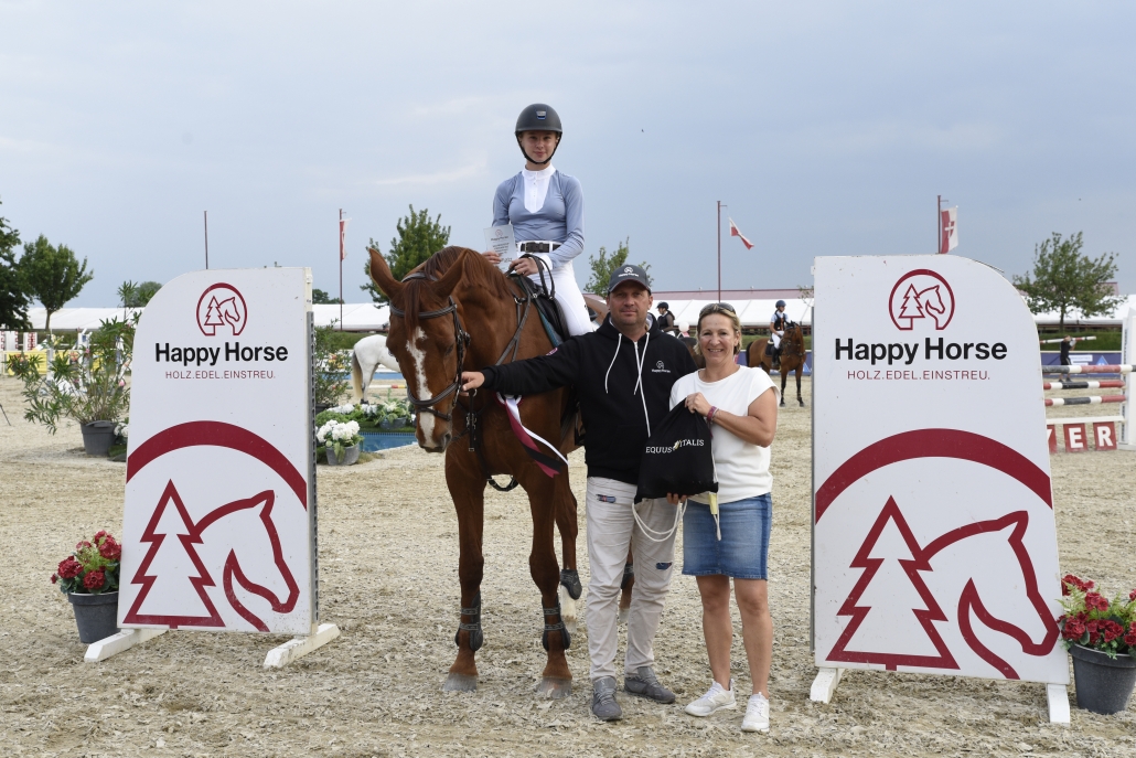 Alice Wundara holt Happy Horse Cup Sieg. © HORSIC.com