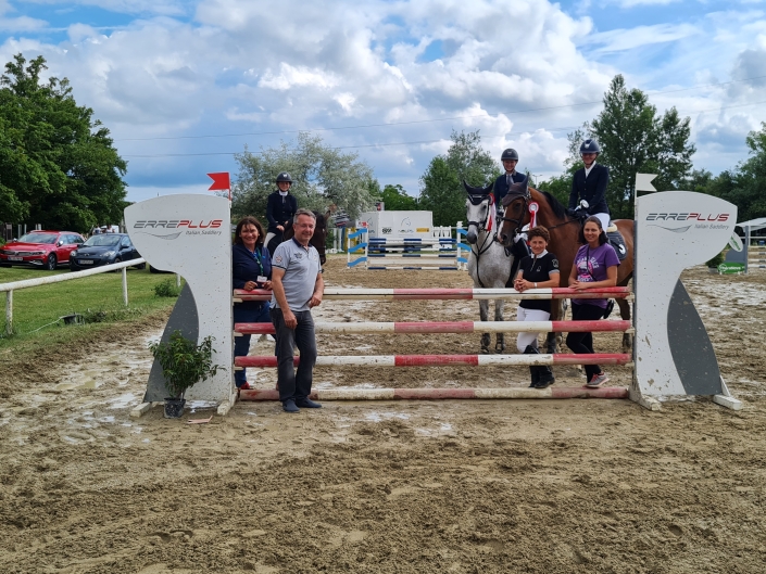 Erreplus_Amateurcup_SE_Hollabrunn_cNOEPS (1) Günter Keglovits gratulierte der Siegerin und den Platzierten vom Erreplus Amateurcup gemeinsam mit Veranstaltern Martina Wenzel und Richtern Tatjana Sironi. © NOEPS