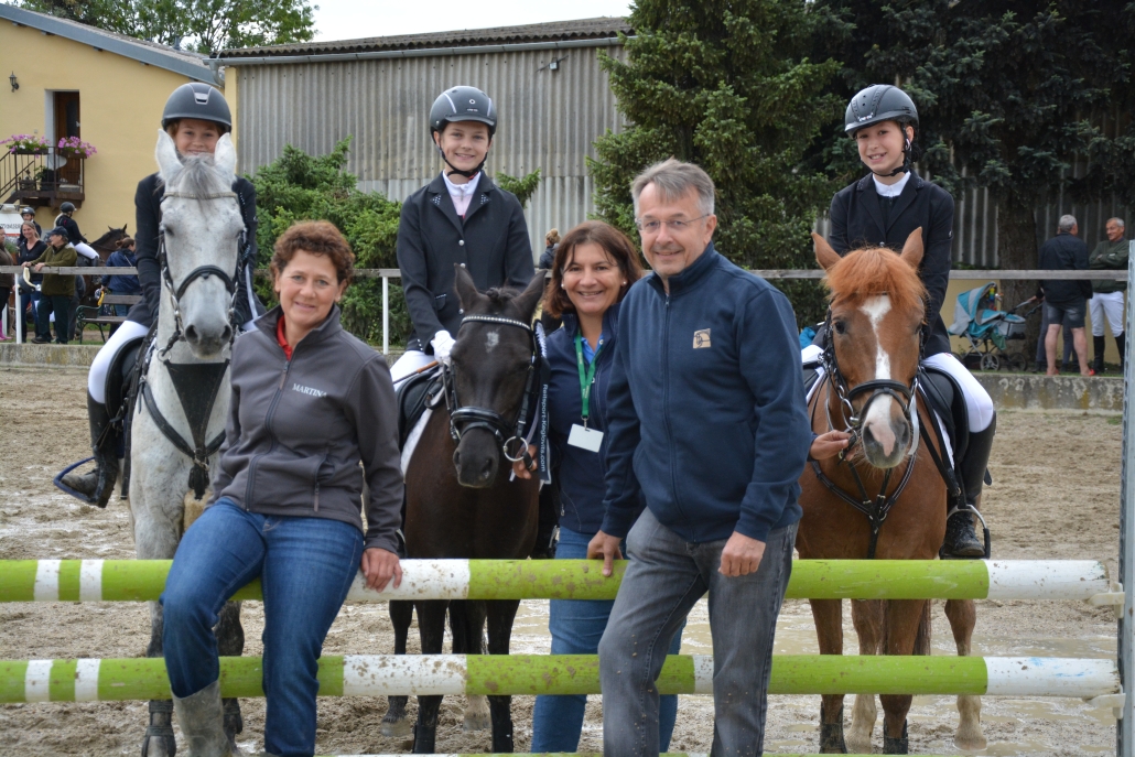 Die Siegerin und die Platzierten vom Lizardo Ponycup über 70 m mit Günter Keglovits (Reitsport Keglovits), Martina Wenzel (Veranstalterin) und Tatjana Sironi (Richterin). © RZ Hollabrunn | Melanie Haberl