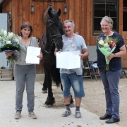 Das Goldene Pferdepflegerabzeichen des OEPS für Elisabeth Gnauer und Karl Schmid vom Pferdehof Gnauer. © privat