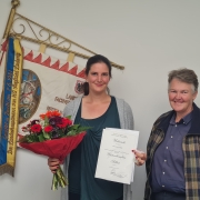 NOEPS Präsidentin Petra Choc gratulierte Fiona Lisa Knödler zum Österreichischen Reitabzeichen silber. © NOEPS