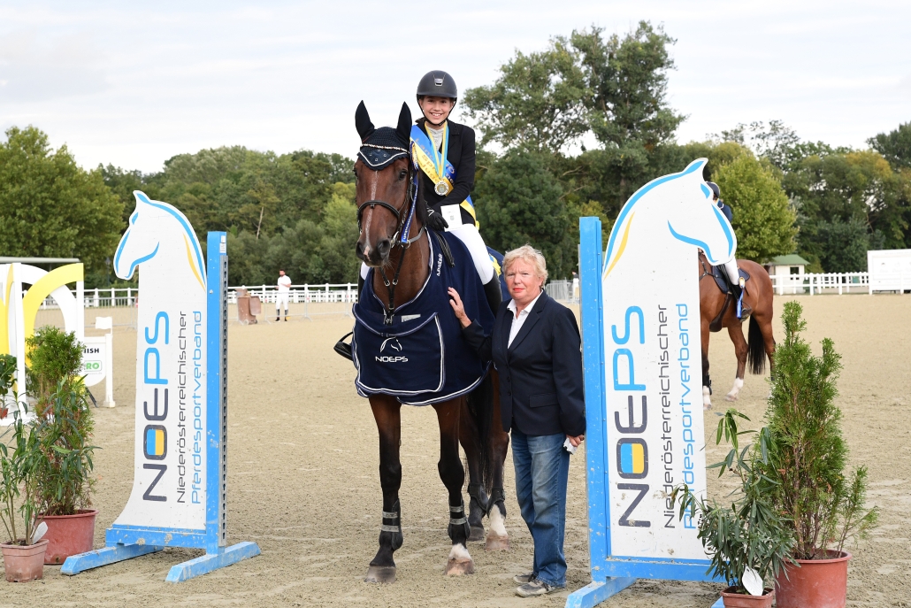 Nadine Welleditsch und Chardonnay. © HORSIC.com