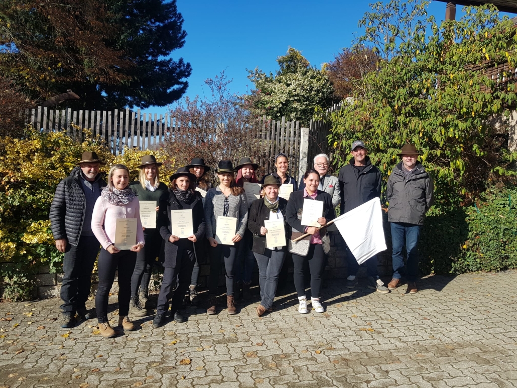 Die frischgebackenen Kutscherinnen mit der Prüfungskommission Wolfgang Steindl und Wolfgang Csar, dem Fahrlehrer Christian Schlögelhofer und Kursleiter Franz Popp. © Franz Popp