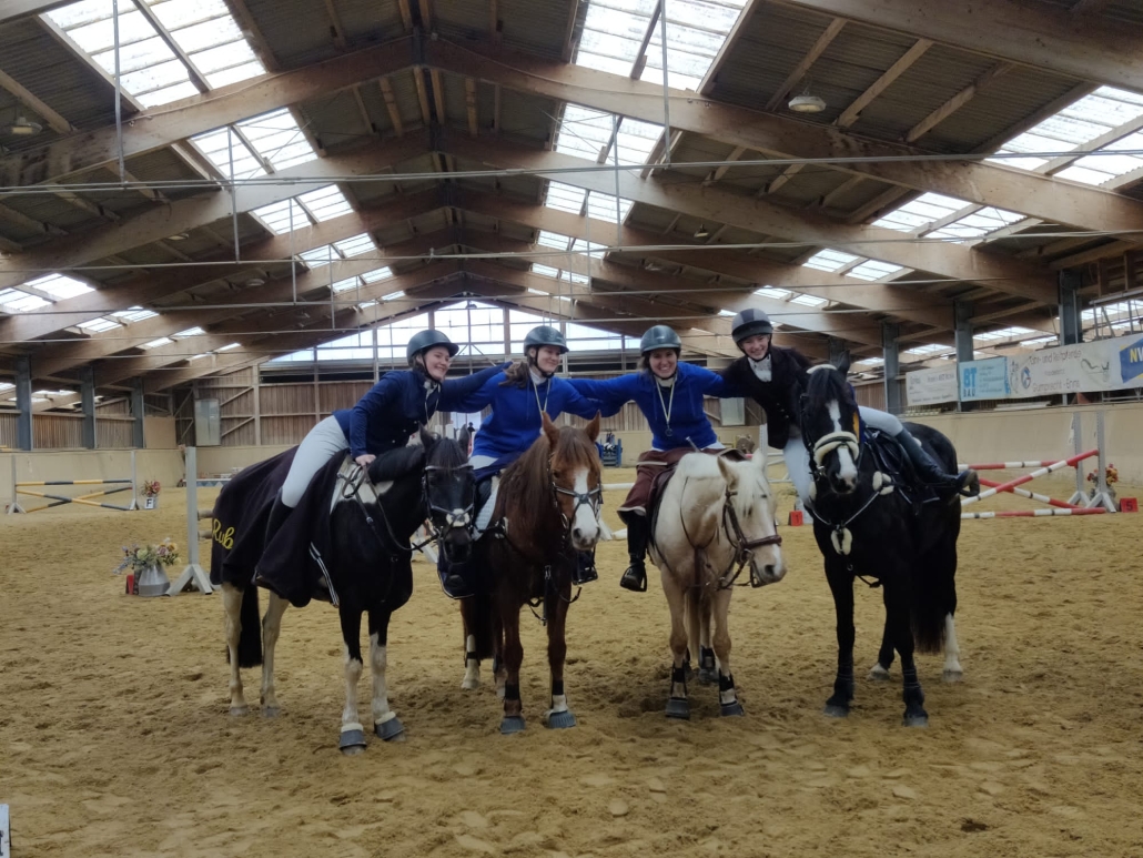 Die Freude war groß! Dankeschön an Günter Keglovits für die Sachpreise im Finale vom Prestige Wintercup 2023. © URFV Allhartsberg