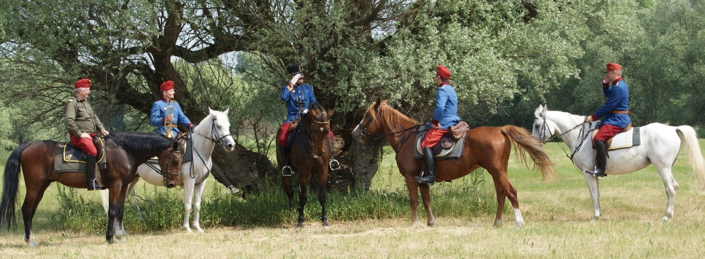 Nicht nur die Teilnehmer, sondern auch das Ablaufkommando war zu Pferd unterwegs und immer auf Höhe mit dem Geschehnis, wie hier bei der Meldung an Rttm. Hans Günter Ebetshuber in entspannter Atmosphäre. © ZVG