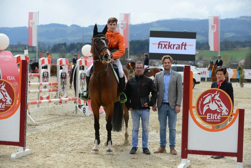 Matthias Eckmayer (Fixkraft) und Andreas Stückler (Veranstalter) gratulierten Tobias Pfingstl zum Sieg im Fixkraft Amateurcup. © Photo Team Lehoczky