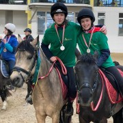 Chiara Jörg (Draeanddu Bellas Gift) vom RV Ponybande holte Gold mit ihrer Partnerin aus OÖ, Nina Riegler. © privat Silber für die Schwestern Sarah und Marie Jahelka vom Union PSZ Breitenfurt. © privat