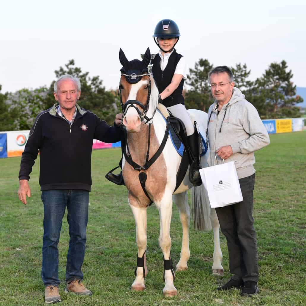 Toll! Zwei Siege und damit auch der Gesamtsieg im Lizardo Ponycup für Livia Schranz und Harold B. © HORSIC.com