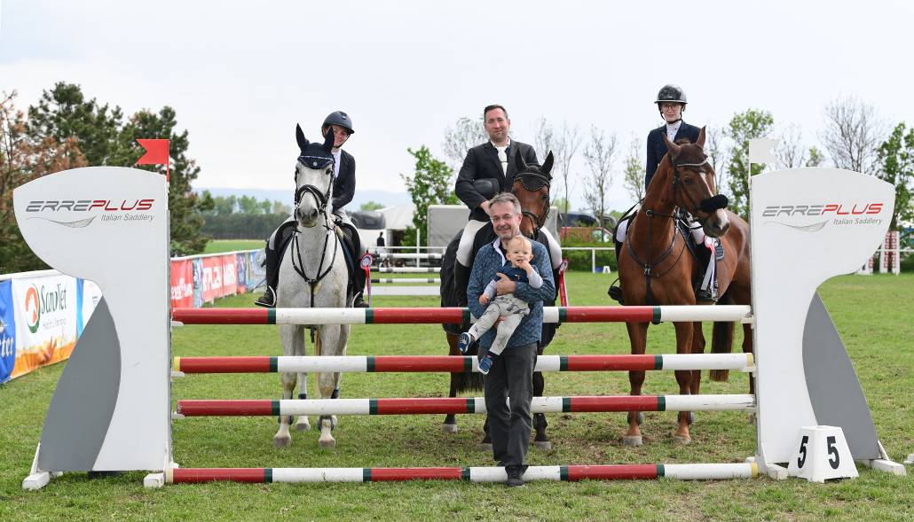 Günter Keglovits (Reitsport Keglovits) gratulierte Philipp Wernard, Adina Neuretter und Lena Zeitlinger zu den tollen Leistungen im ERREPLUS Amateurcup. © HORSIC.com