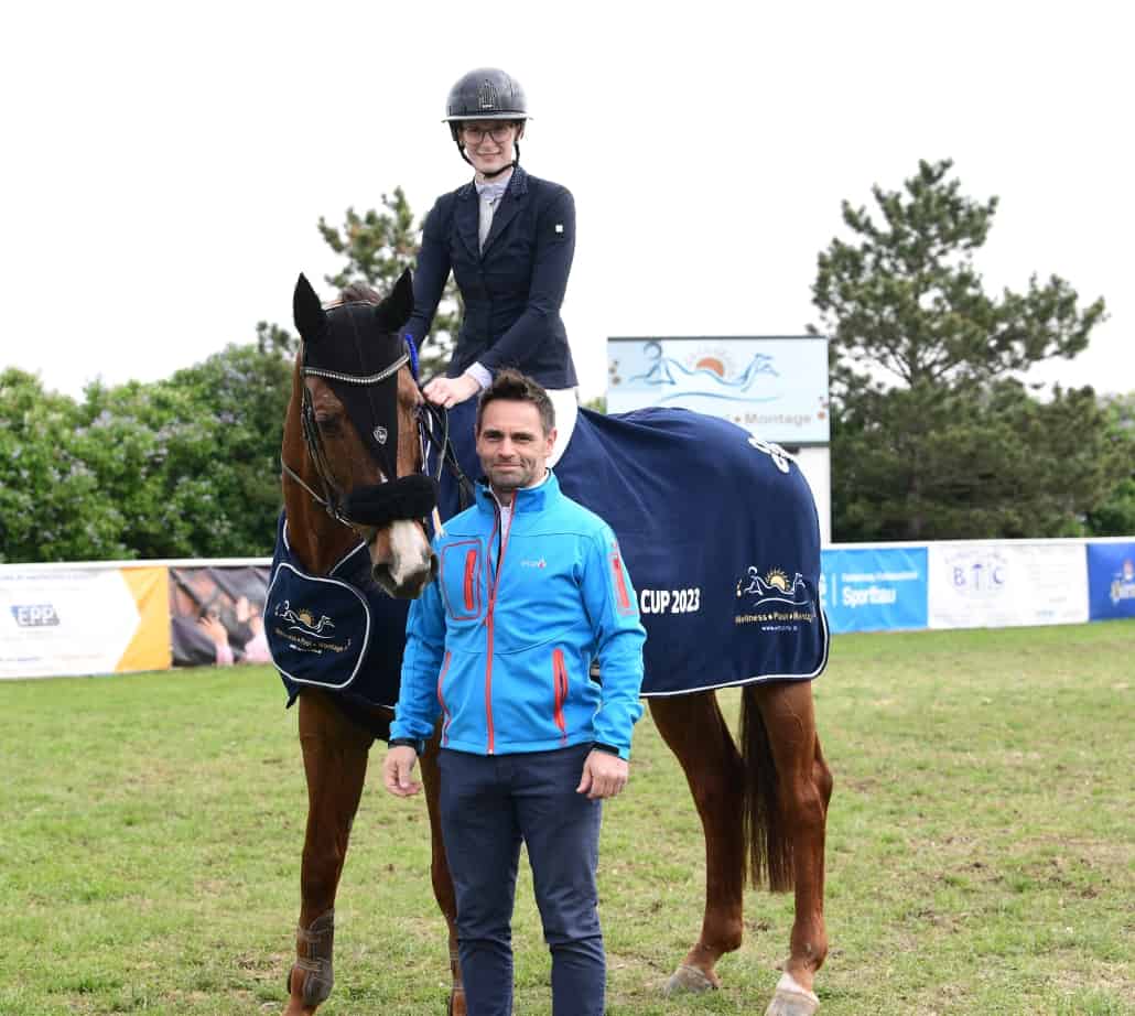 Anton Wandl gratulierte Lena Zeitlinger zum Sieg im WePoMo Cup im Bad Fischau-Brunn. © HORSIC.com