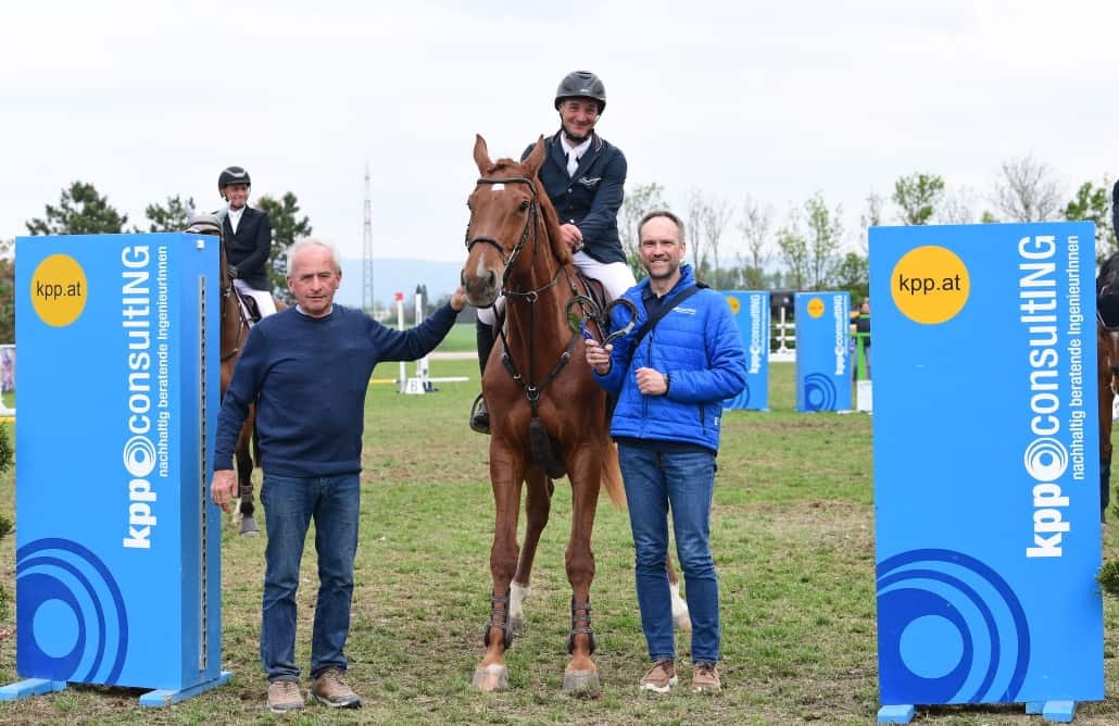 Patrick Prömer siegte im epp consulting Cup, Geschäftsführer Ing. Armin Kubat gratulierte persönlich. © HORSIC.com
