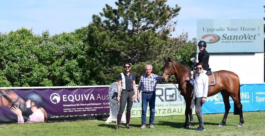 Dani Wolf (Equiva) gratulierte Equiva-Trophy-Siegerin Lilly-Julia Breuner (NÖ/RK Stössing). © HORSIC.com