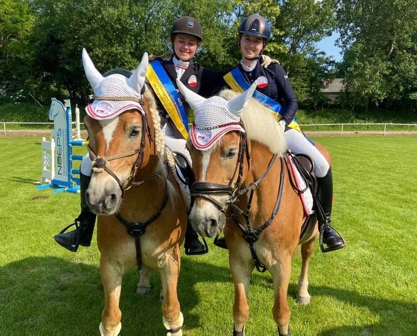 Lisa und Leona Sumetsberger sind fixe Größen in der NÖ Haflingerszene. © privat