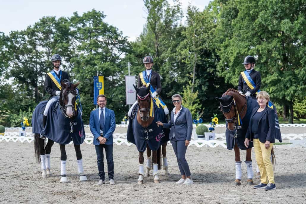 NOEPS Dressurreferentin Birgit Payer Mitte) gratulierte den Landesmeistern gemeinsam mit den Veranstaltern Gudrun (re) und Fritz Gaulhofer (li). © Carina Grosch
