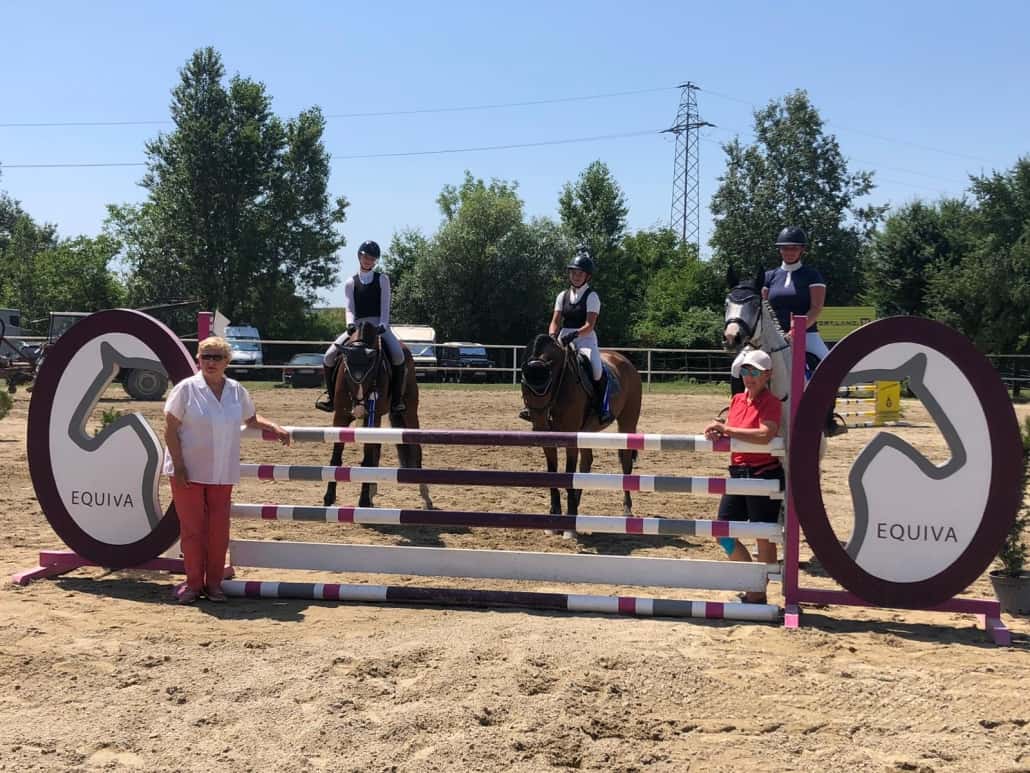 Siegerehrung in der EQUIVA Trophy: Veranstalterin Martina Wenzl (rechts) und Richterin Ines Bejdl gratulierten der Siegerin und den Platzierten. © privat