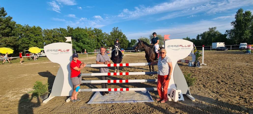 Siegerehrung im Erreplus Amateurcup: Adina Neuretter (hinten Mitte), Anna Sophie Kaltenbrunner (hinten rechts) mit Turnierveranstalterin Martina Wenzl (vorne links), Günter Keglovits von Reitsport Keglovits (vorne Mitte) und Richterin Ines Bejdl (vorne rechts) . © privat