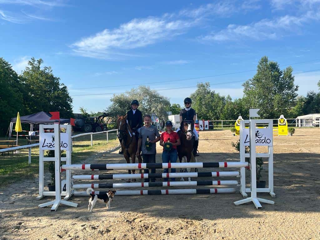 Günter Keglovits gratulierte den Ponyreiterinnen im Namen von Lizardo gemeinsam mit Turnierveranstalterin Martina Wenzl. © privat