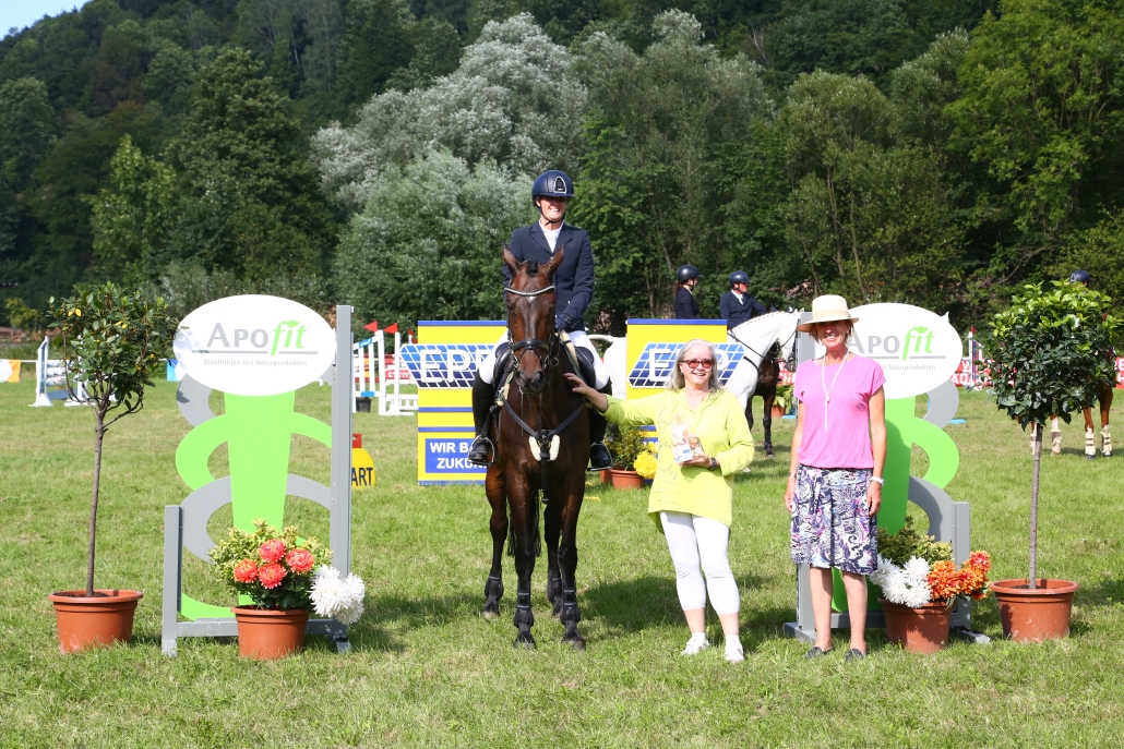 Mag. Susanne Znaymer von der APOfit Handels GmbH gratulierte ihrer Siegerin persönlich. © ZVG