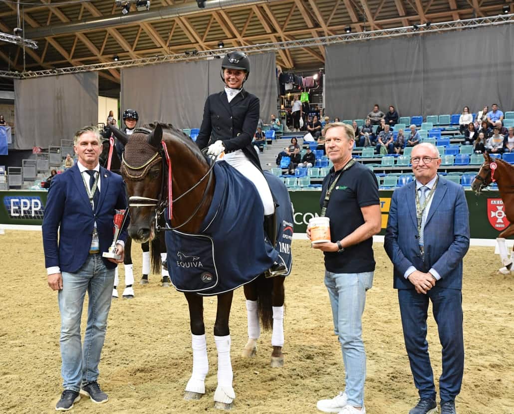 Laura Strobel gewinnt den Preis von SanoVet. © HORSIC.com