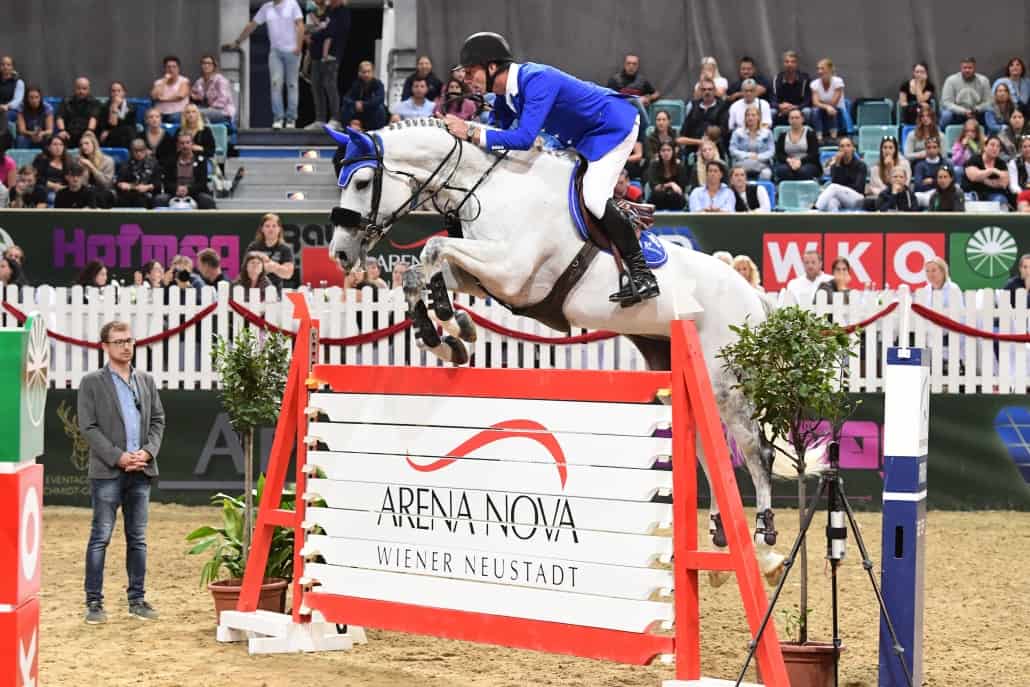 Routinier Jur Vrieling (NED) holt den Sieg im zweiten Ranking Springen. © HORSIC.com