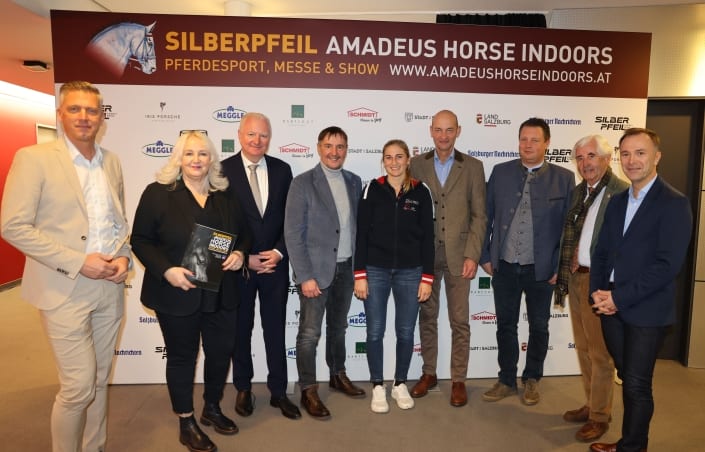 Pressekonferenz (von links nach rechts): DI Alexander Kribus, Ruth M. Büchlmann, Dr. Florian Kreibich, Martin Zauner, Katharina Rhomberg, Christian Steiner, Thomas W. Kreidl, Robert Jauck, Bgm.-Stv. Bernhard Auinger. © salzburg-cityguide