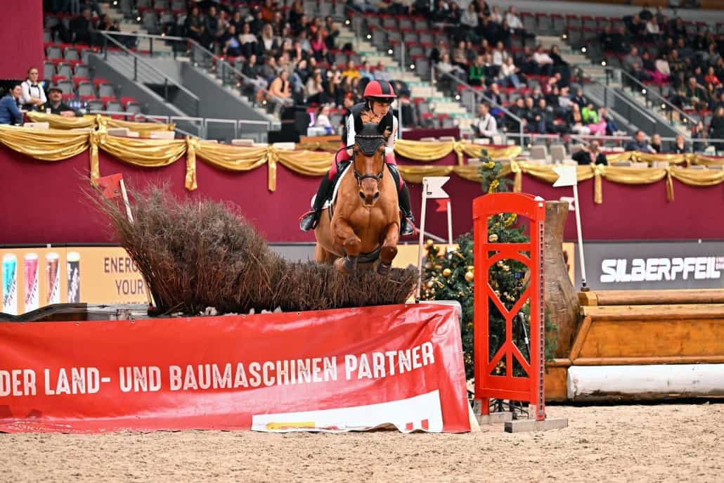 Amy Rose-Frühwirth konnte sich in der Hallenvielseitigkeit bei der Silberpfeil Amadeus Horse Indoors hervorragend platzierten. © OneKlickFoto