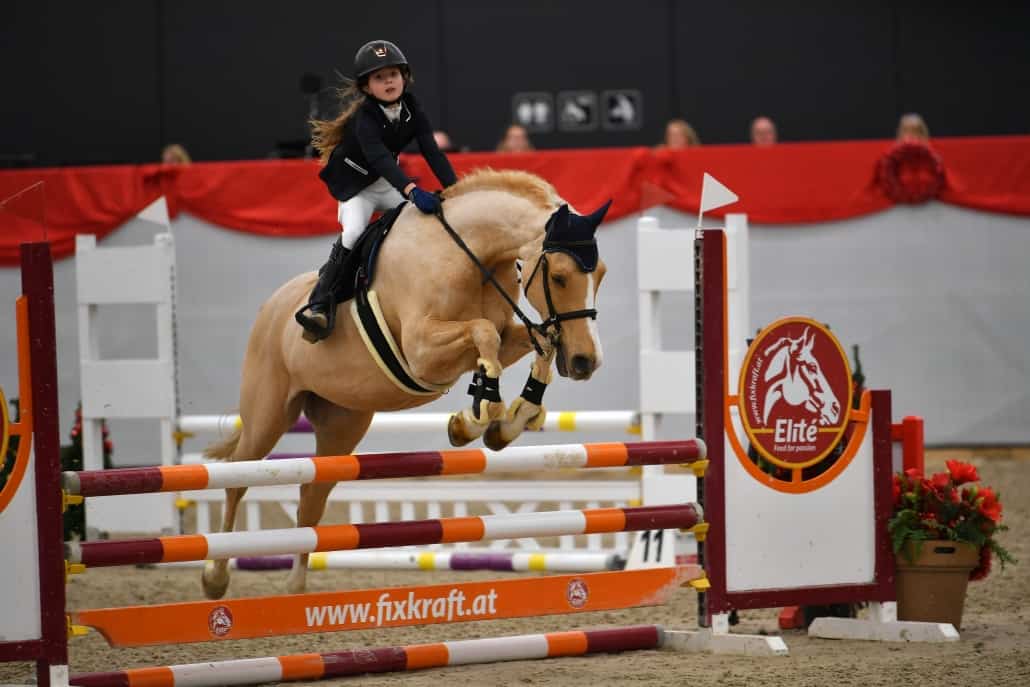 Ida Andrea Sonnleitner (NÖ) vom Reitklub Stössling konnte bei den diesjährigen Amadeus Horse Indoors gleich zweimal unter die Top-6 springen. © Silberpfeil Amadeus Horse Indoors | OneKlickFoto