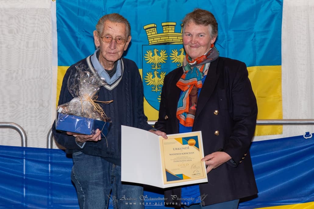 Goldenes NOEPS Ehrenzeichen für Manfred Krischan. © Andreas Schnitzlhuber www.scan-pictures.net