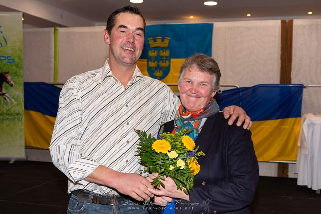 Im Namen des Vorstandes dankte Vizepräsident Christian Schlögelhofer unserer Präsidentin Petra Choc. © Andreas Schnitzlhuber www.scan-pictures.net