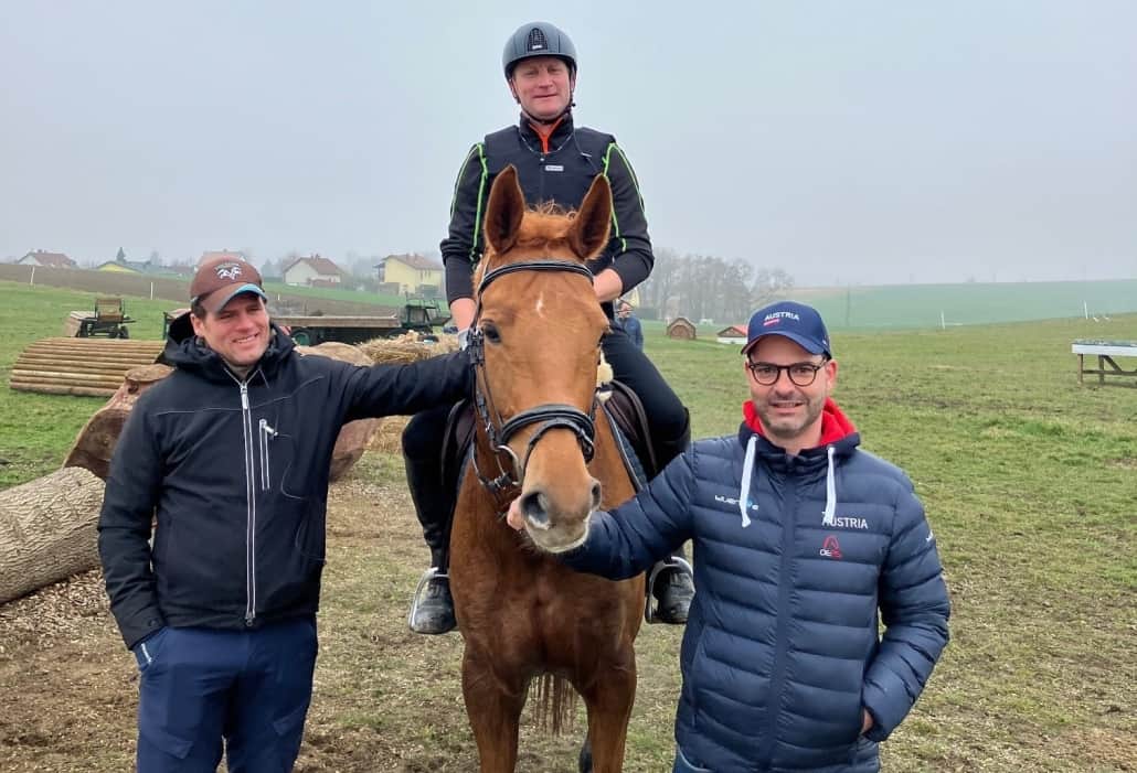 Andreas Ostholt und OEPS Bundestrainer Thomas Tesch mit Hausherr bernhard Neunteufel. © privat