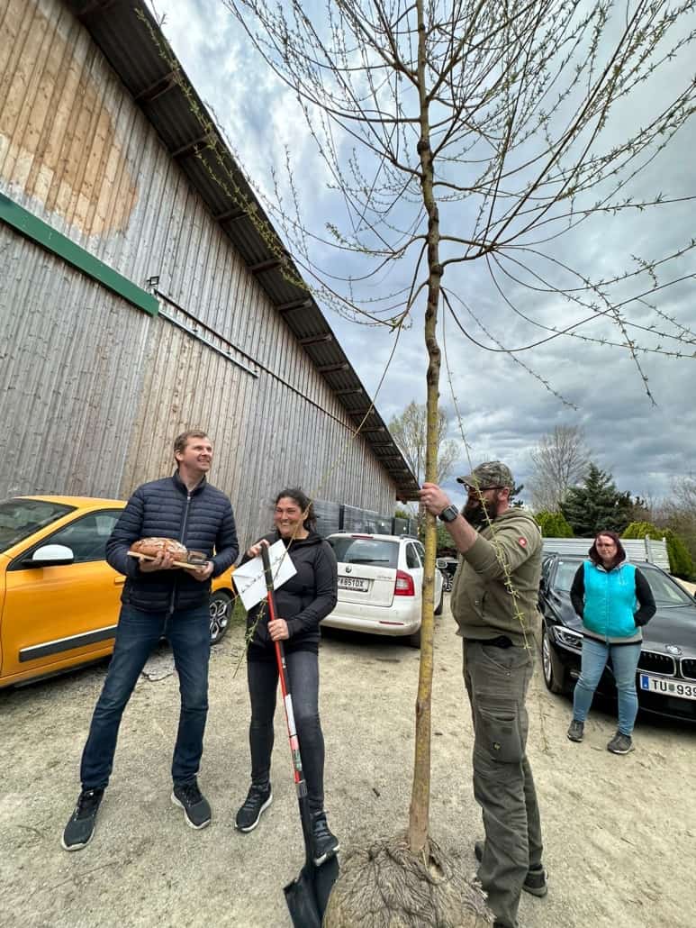 Zur Eröffnung gab es nicht nur Brot und Salz, sondern auch eine Weide als Einstandsgeschenk. © privat