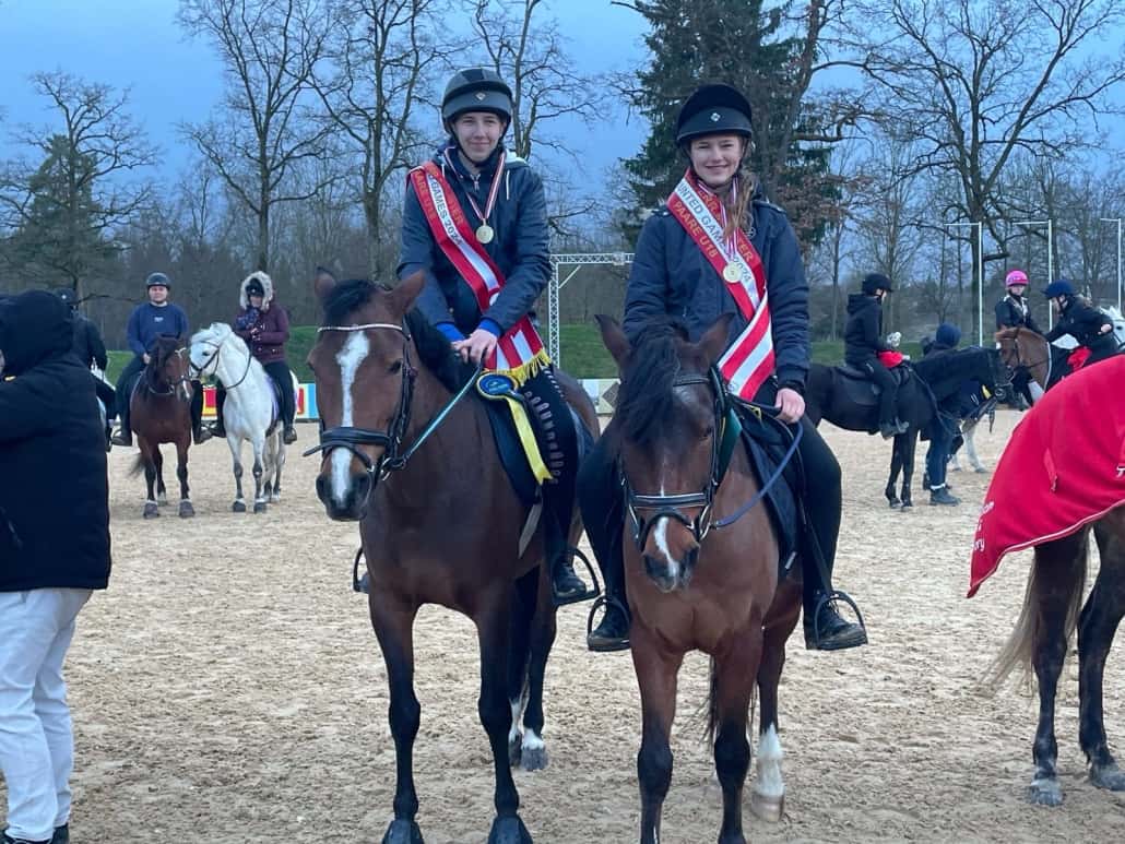 Meister in der Klasse U18: Kristina Kozul und Matilda Brinkman vom PSZ St. Hubertus Breitenfurt. © privat