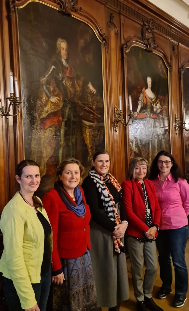 Einige Teilnehmerinnen der ordentlichen Generalversammlung des Reitkultur-Vereins Weiß-Blau-Gold vom 15. März 2024 versammelten sich vor dem Gemälde Kaiser Karl VI., der in barock-klassizistischer Form von 1729-1734 durch Joseph Emanuel Fischer von Erlach die Winterreitschule der Spanischen Hofreitschule in der Wiener Hofburg erbauen ließ. © Veronika Hager