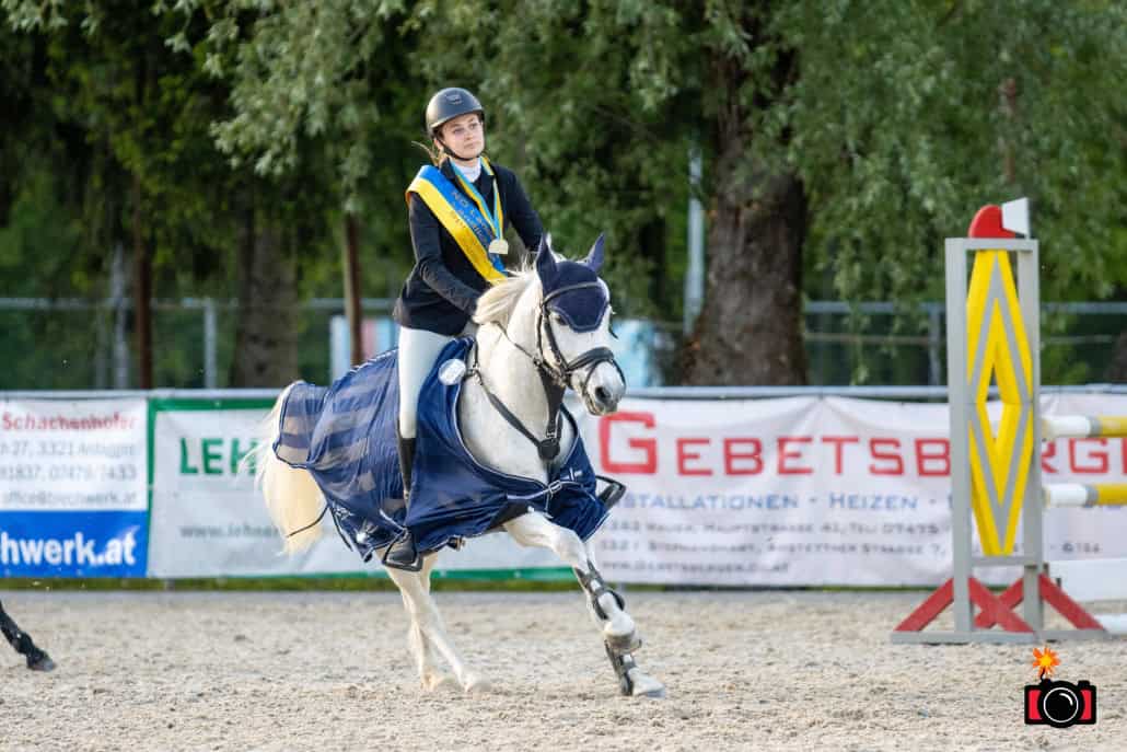 Lara Zwickl. ©KRAQUEBOOM Photography by Isabella Kudler