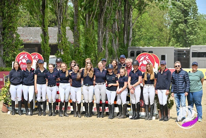 Österreichs Nachwuchs-Springreiter mit OEPS Generalsekretär Franz Schiefermair und Sportmanagerin Conny Schupfer (beide rechts außen). © Team Myrtill