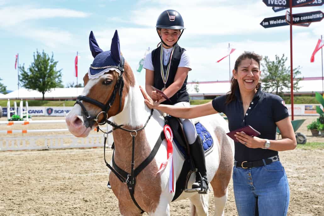 Mrs. Equiva Dani Wolf gratulierte Livia Schranz zu Platz 2 in der EQUIVA Trophy. © HORSIC.com