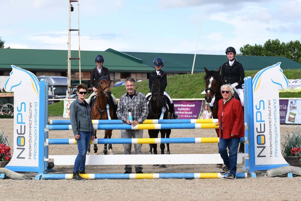 Herzliche Gratulation der Siegerin und den Platzierten im MAKARI Pony Cup über 95 cm. © HORSIC.com