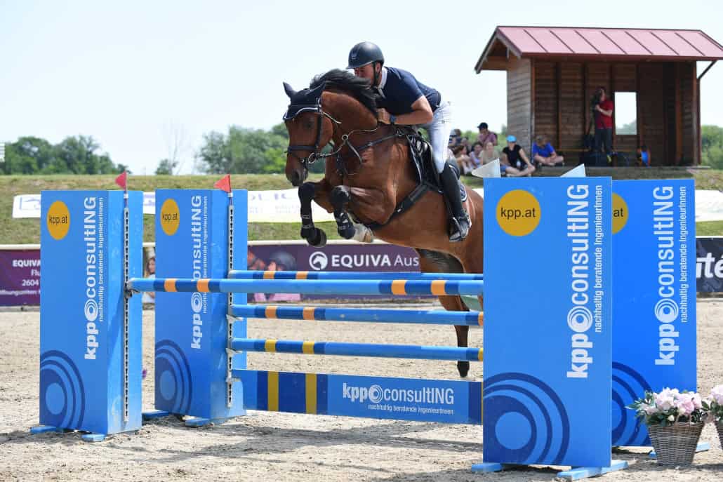 Heimvorteil optimal genutzt: Platz 1 und 2 in der Jungpferde-Trophy für 6-jährige Pferde für den Reitsportverein Lassee! © HORSIC.comFür Theresa Pachler läuft es super in Lassee. © HORSIC